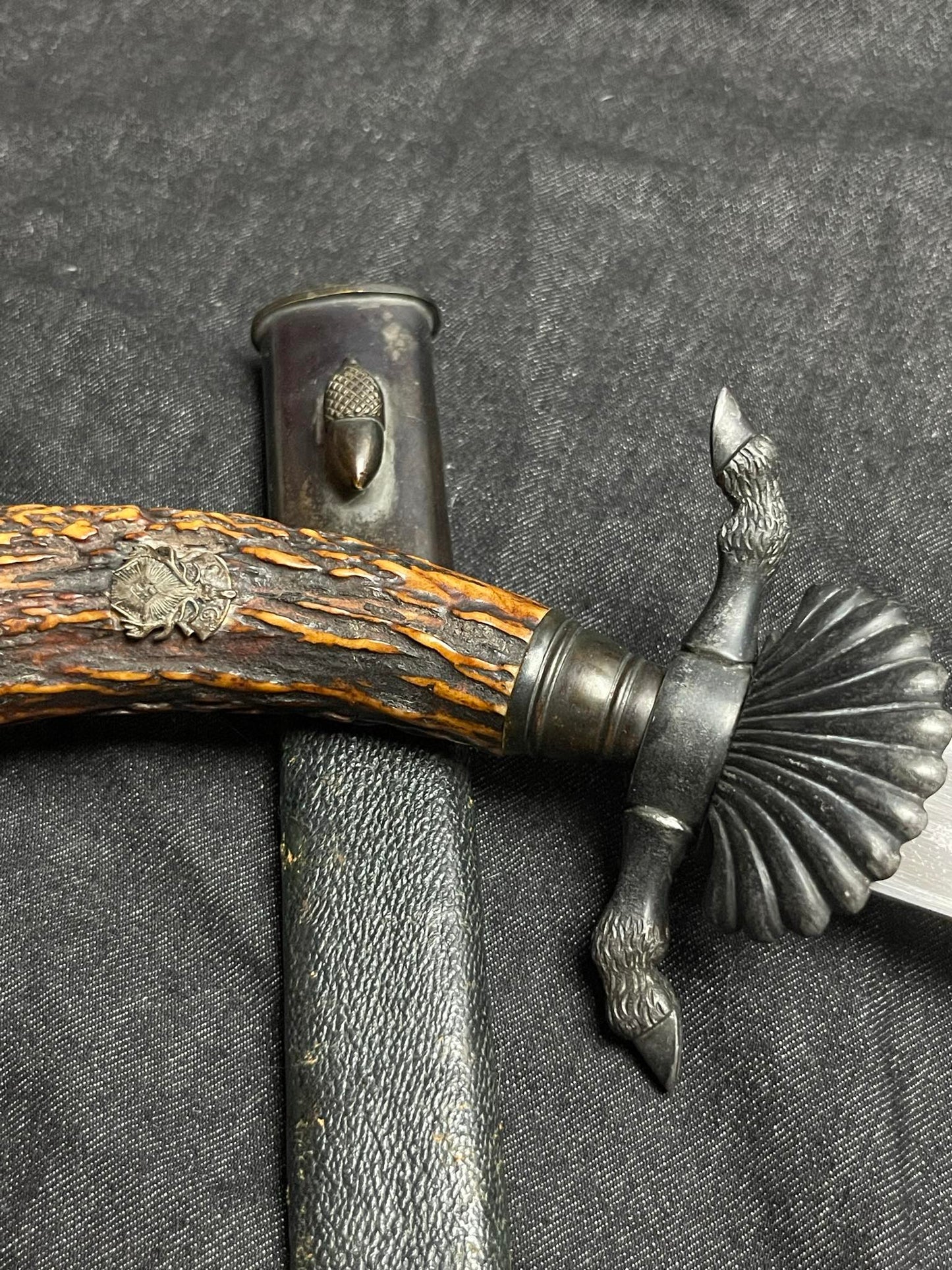 GERMAN WW2 NATIONAL HUNTING ASSOCIATION ‘DEUTSCHE JÄGERSCHAFT’ TRIPLE ETCHED HUNTING DAGGER W/ LEATHER SCABBARD