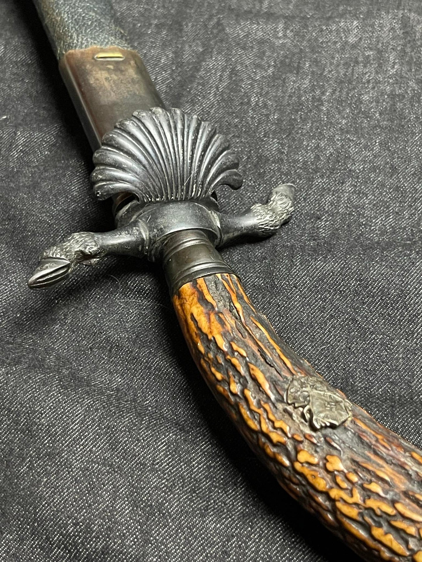 GERMAN WW2 NATIONAL HUNTING ASSOCIATION ‘DEUTSCHE JÄGERSCHAFT’ TRIPLE ETCHED HUNTING DAGGER W/ LEATHER SCABBARD