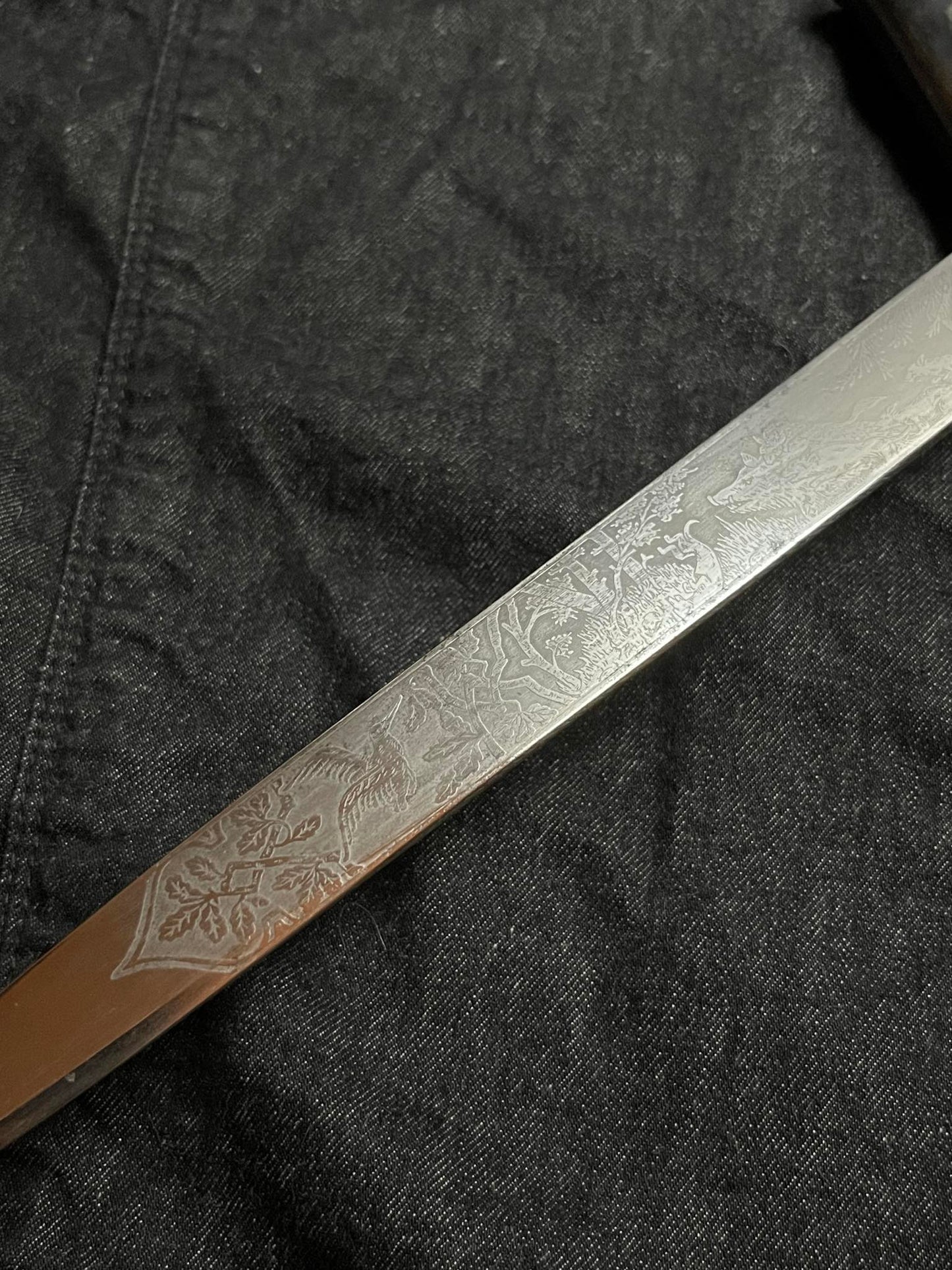 GERMAN WW2 NATIONAL HUNTING ASSOCIATION ‘DEUTSCHE JÄGERSCHAFT’ TRIPLE ETCHED HUNTING DAGGER W/ LEATHER SCABBARD