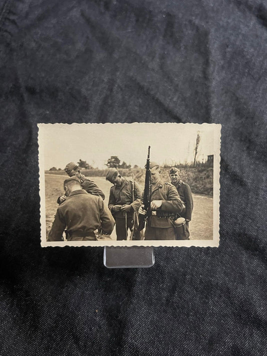 GERMAN WW2 WEHRMACHT SOLDIERS "PREPARING FOR BATTLE" PHOTO