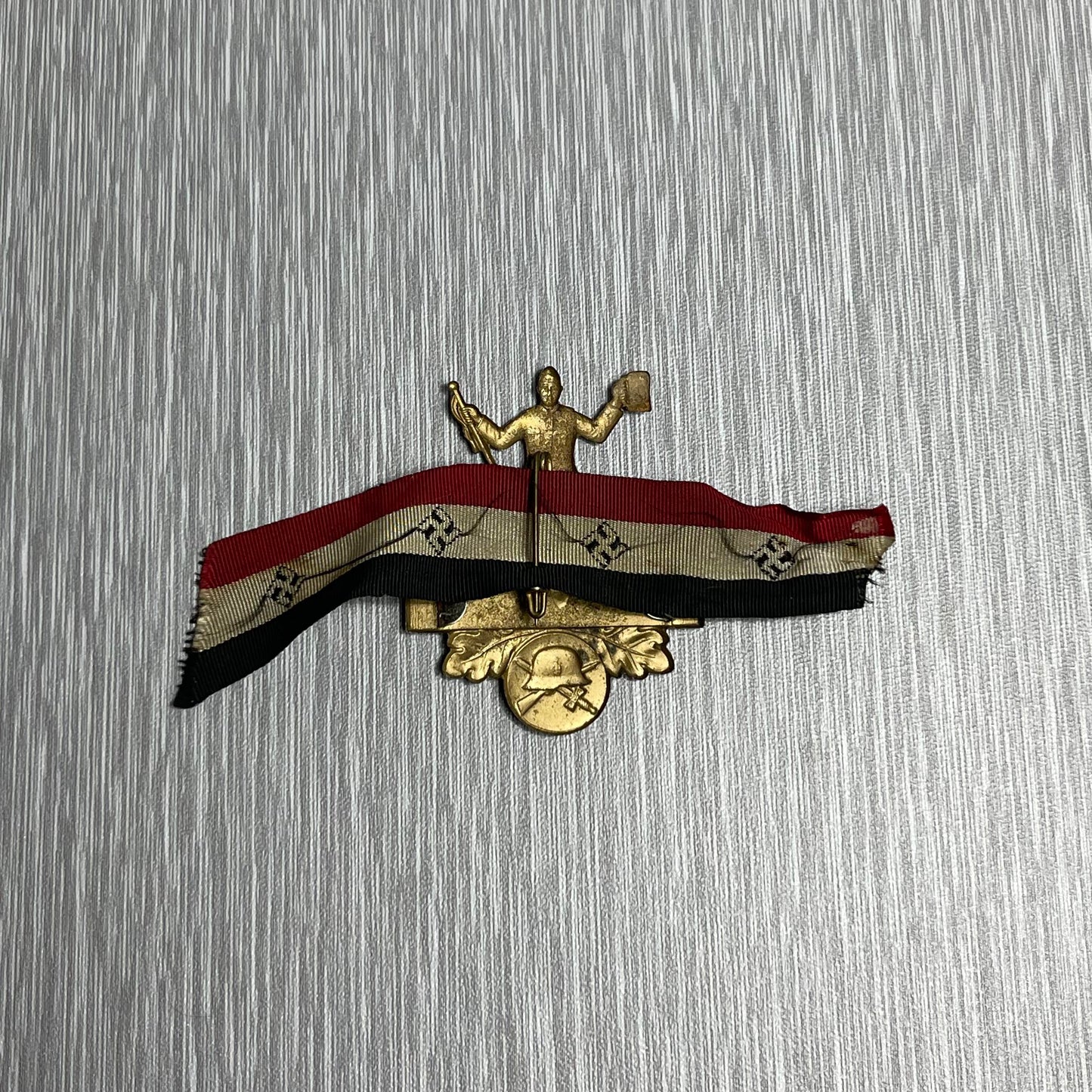 GERMAN WW2 "HOCH LEBE DER RESERVEMANN" PIN/BADGE WITH RIBBON