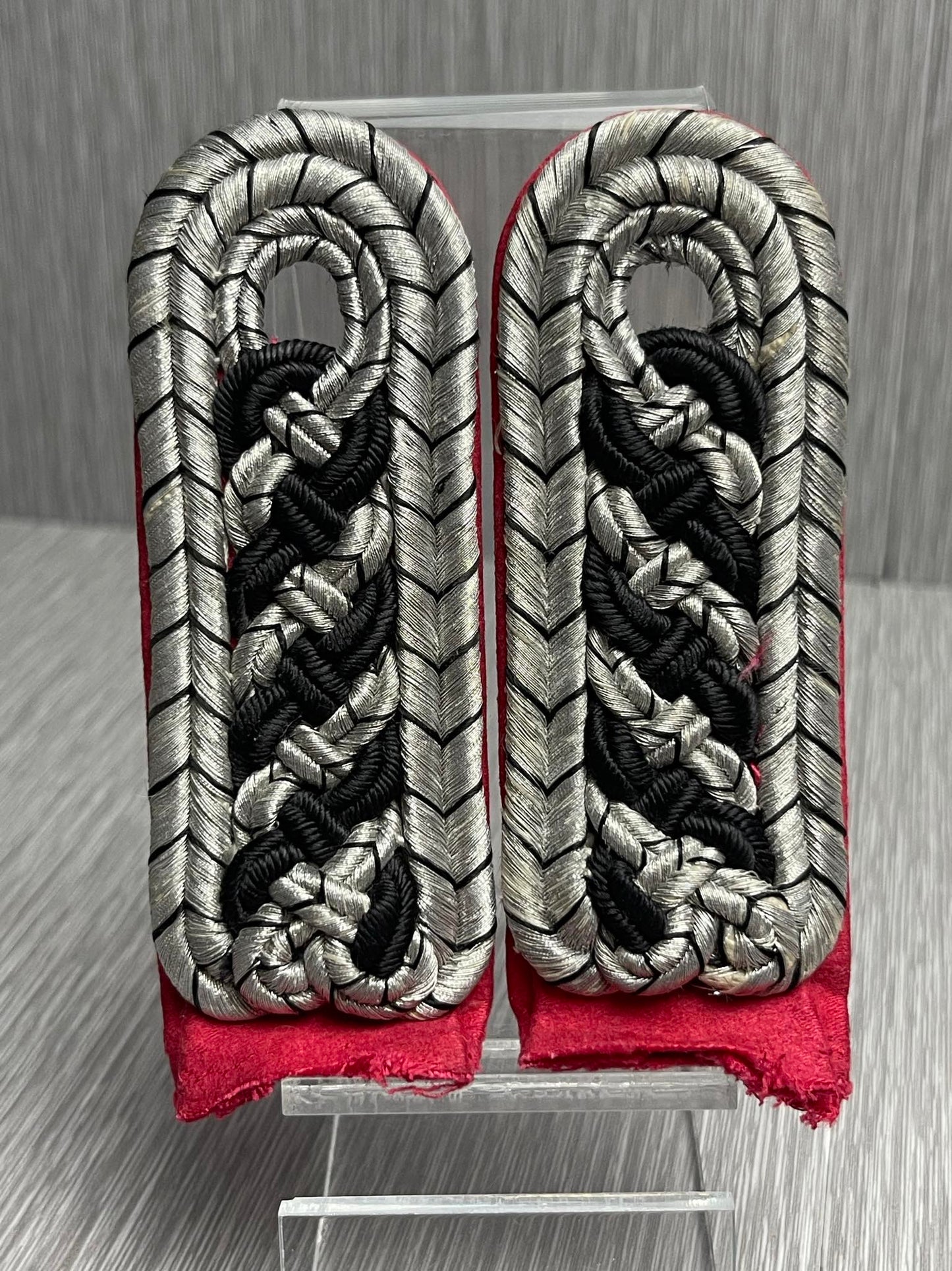 GERMAN WW2 FEUERSCHUTZPOLIZEI MEISTER’S MATCHING SEW-IN STYLE SHOULDER BOARDS