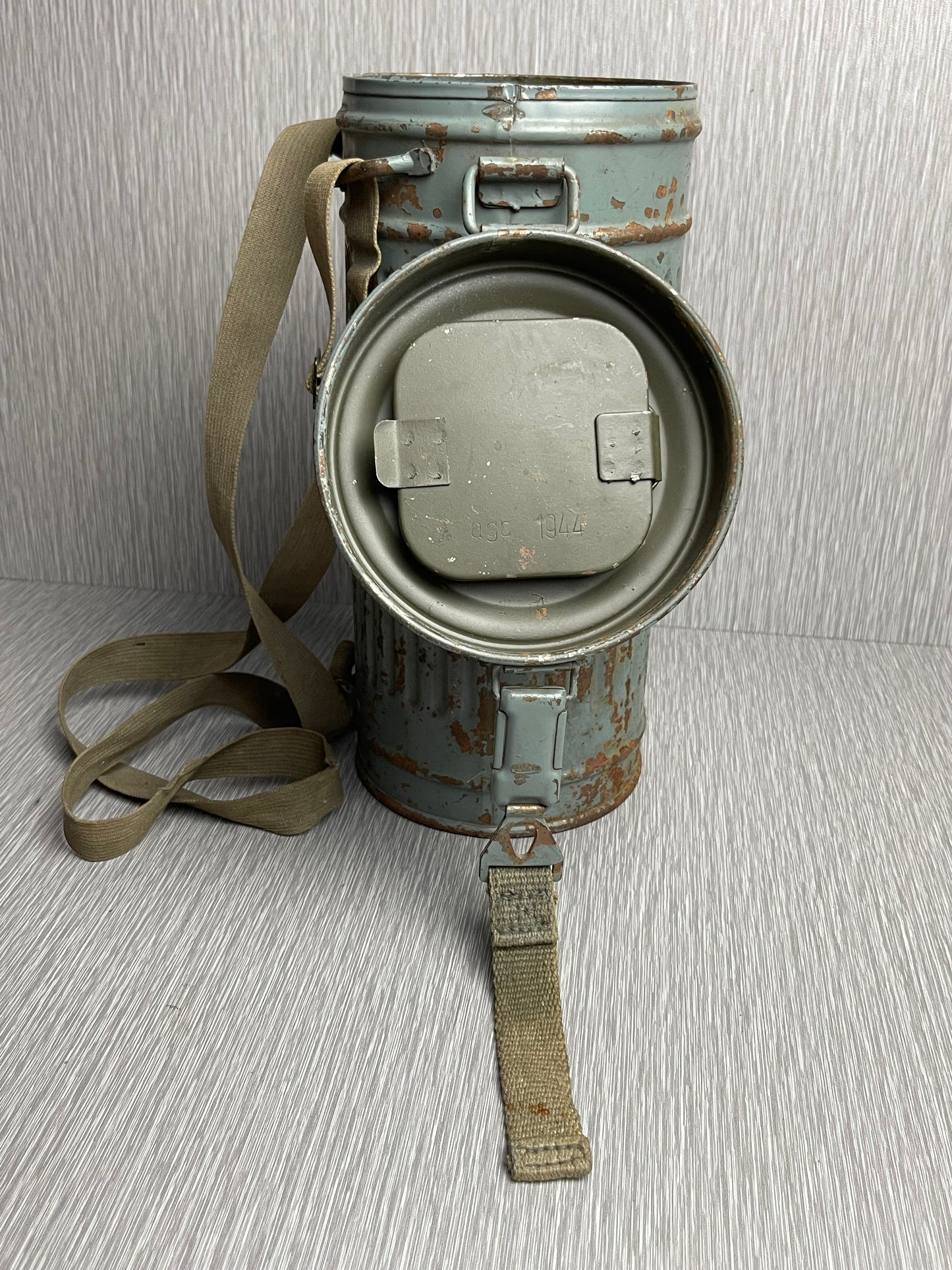 GERMAN WW2 1944 KRIEGSMARINE CAMOUFLAGED GAS MASK CANISTER W/ RIVETED STRAPS