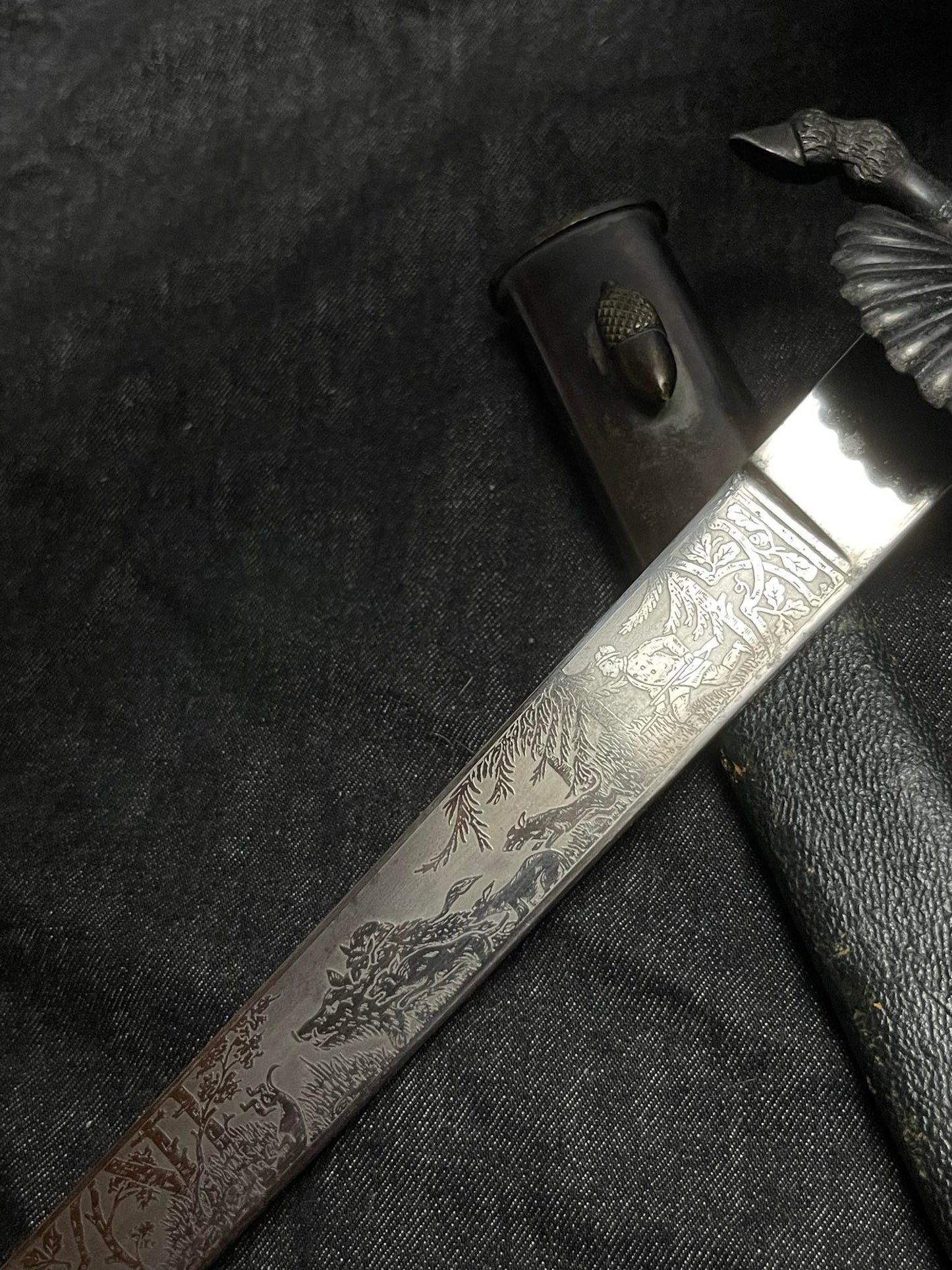 GERMAN WW2 NATIONAL HUNTING ASSOCIATION ‘DEUTSCHE JÄGERSCHAFT’ TRIPLE ETCHED HUNTING DAGGER W/ LEATHER SCABBARD