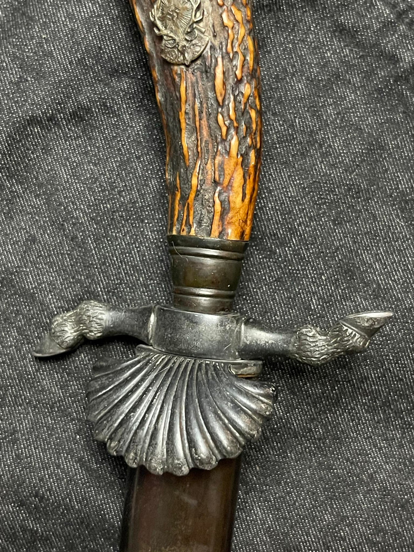 GERMAN WW2 NATIONAL HUNTING ASSOCIATION ‘DEUTSCHE JÄGERSCHAFT’ TRIPLE ETCHED HUNTING DAGGER W/ LEATHER SCABBARD