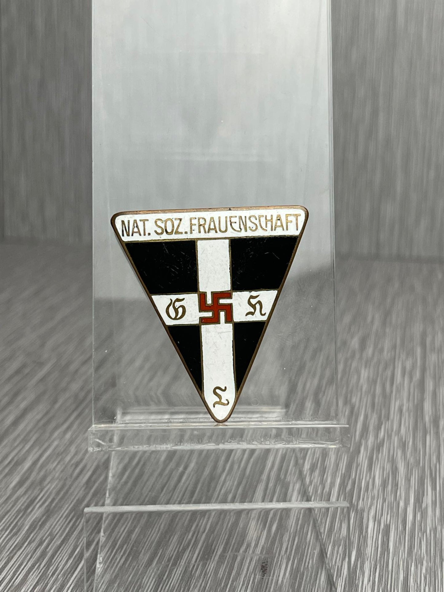 GERMAN WW2 NATIONALSOZIALISTISCHE FRAUENSCHAFT MEMBERSHIP BADGE LARGE VARIANT 44MM MINTY