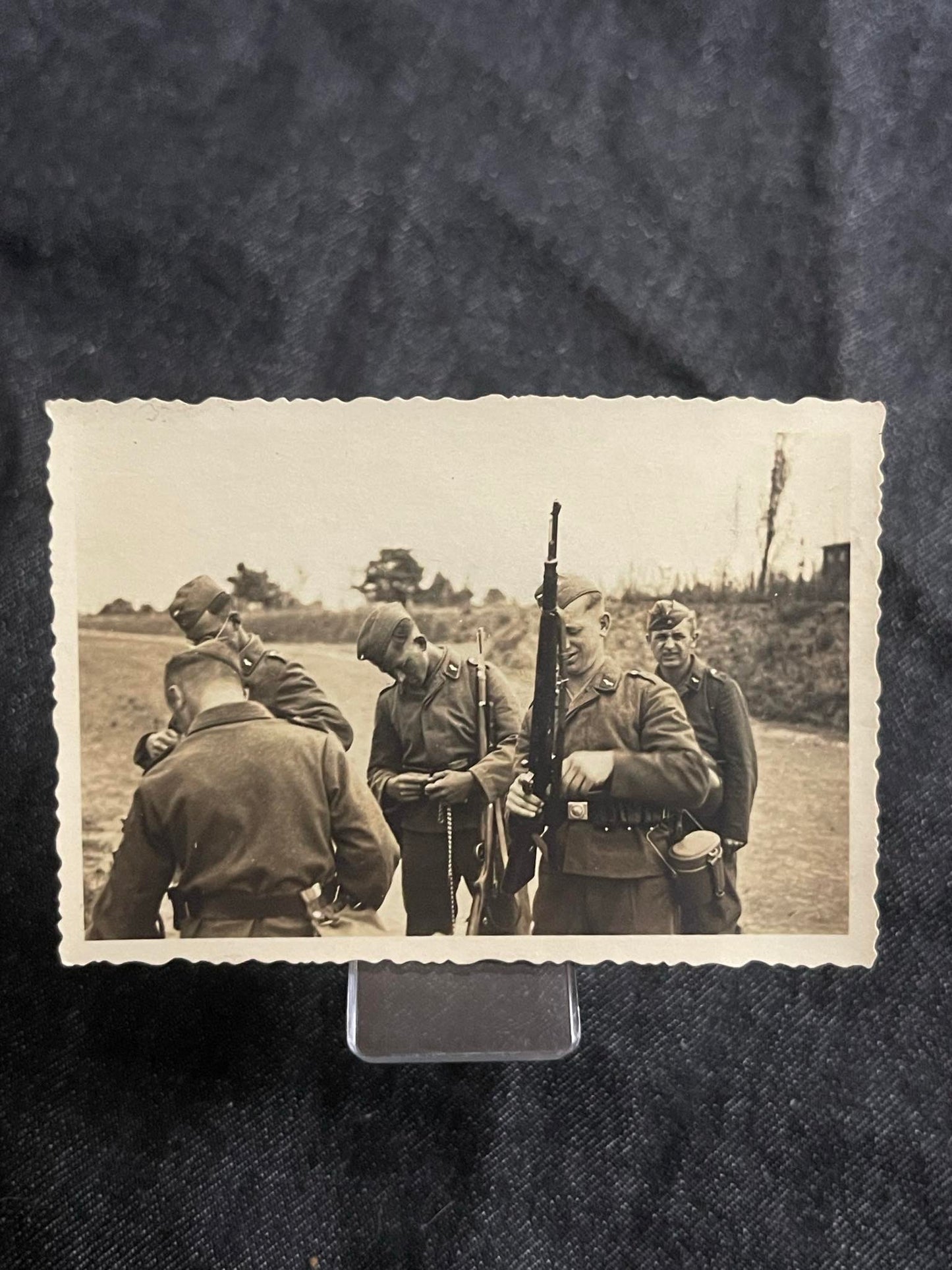 GERMAN WW2 WEHRMACHT SOLDIERS "PREPARING FOR BATTLE" PHOTO