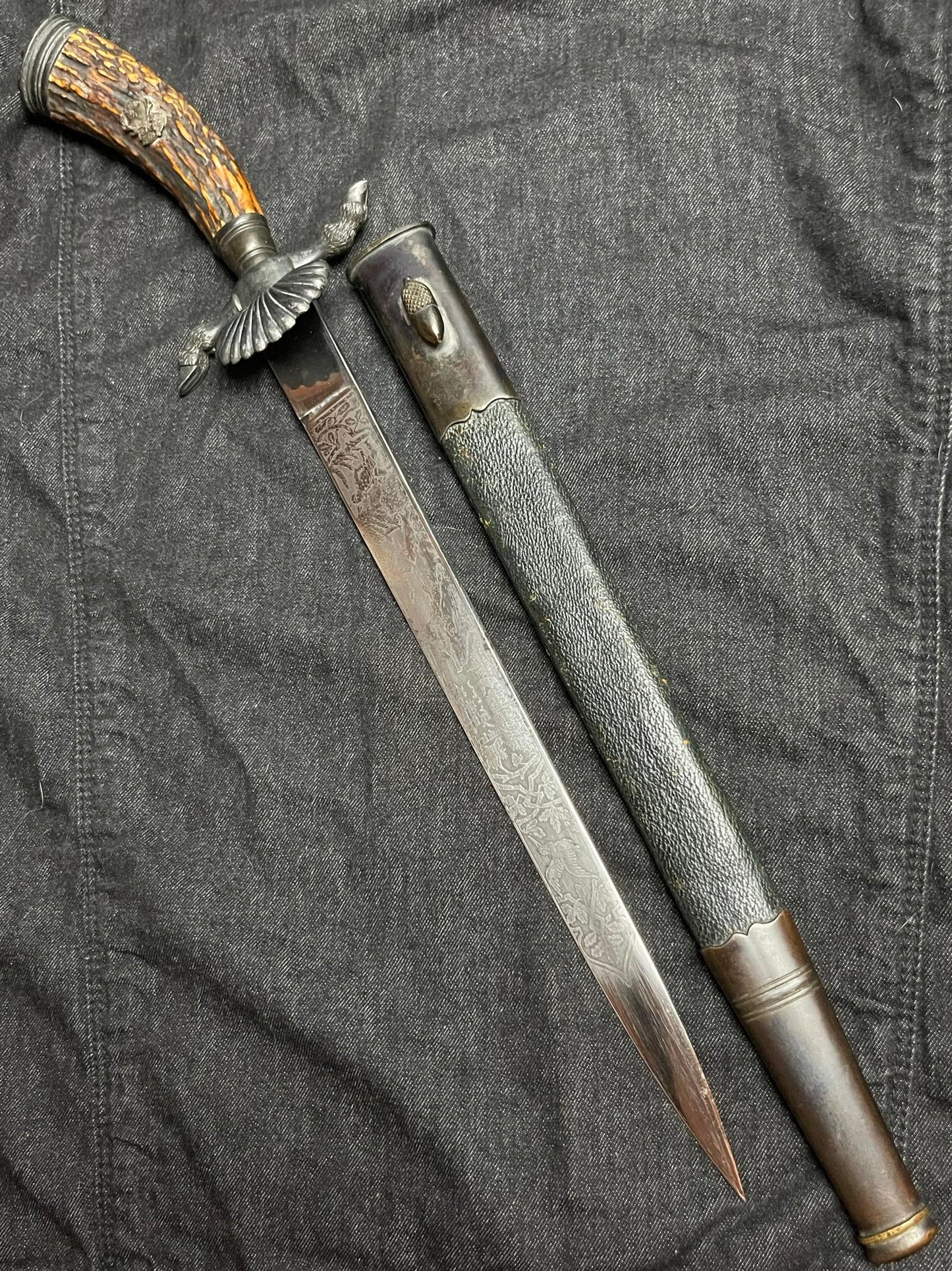 GERMAN WW2 NATIONAL HUNTING ASSOCIATION ‘DEUTSCHE JÄGERSCHAFT’ TRIPLE ETCHED HUNTING DAGGER W/ LEATHER SCABBARD