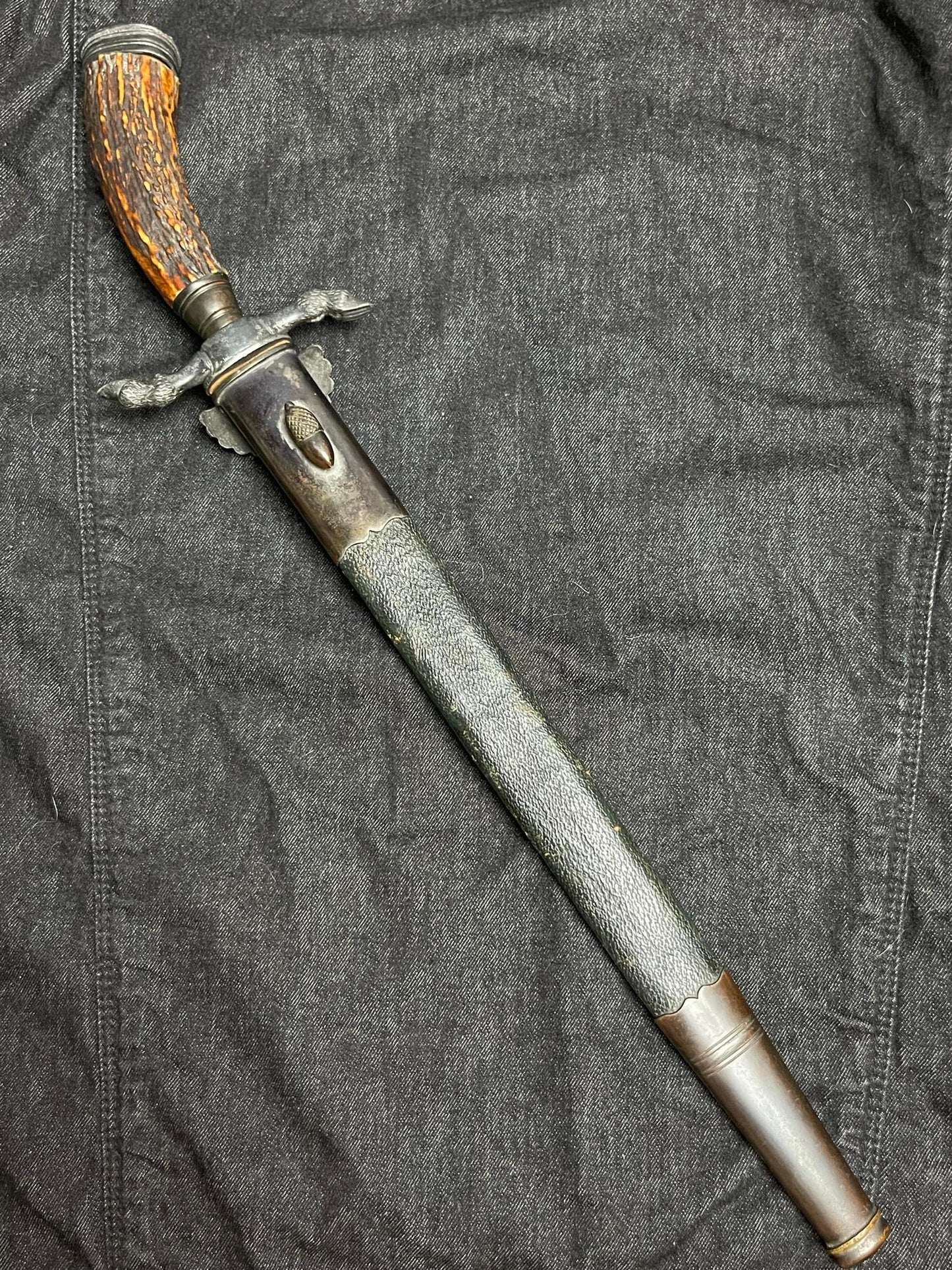 GERMAN WW2 NATIONAL HUNTING ASSOCIATION ‘DEUTSCHE JÄGERSCHAFT’ TRIPLE ETCHED HUNTING DAGGER W/ LEATHER SCABBARD