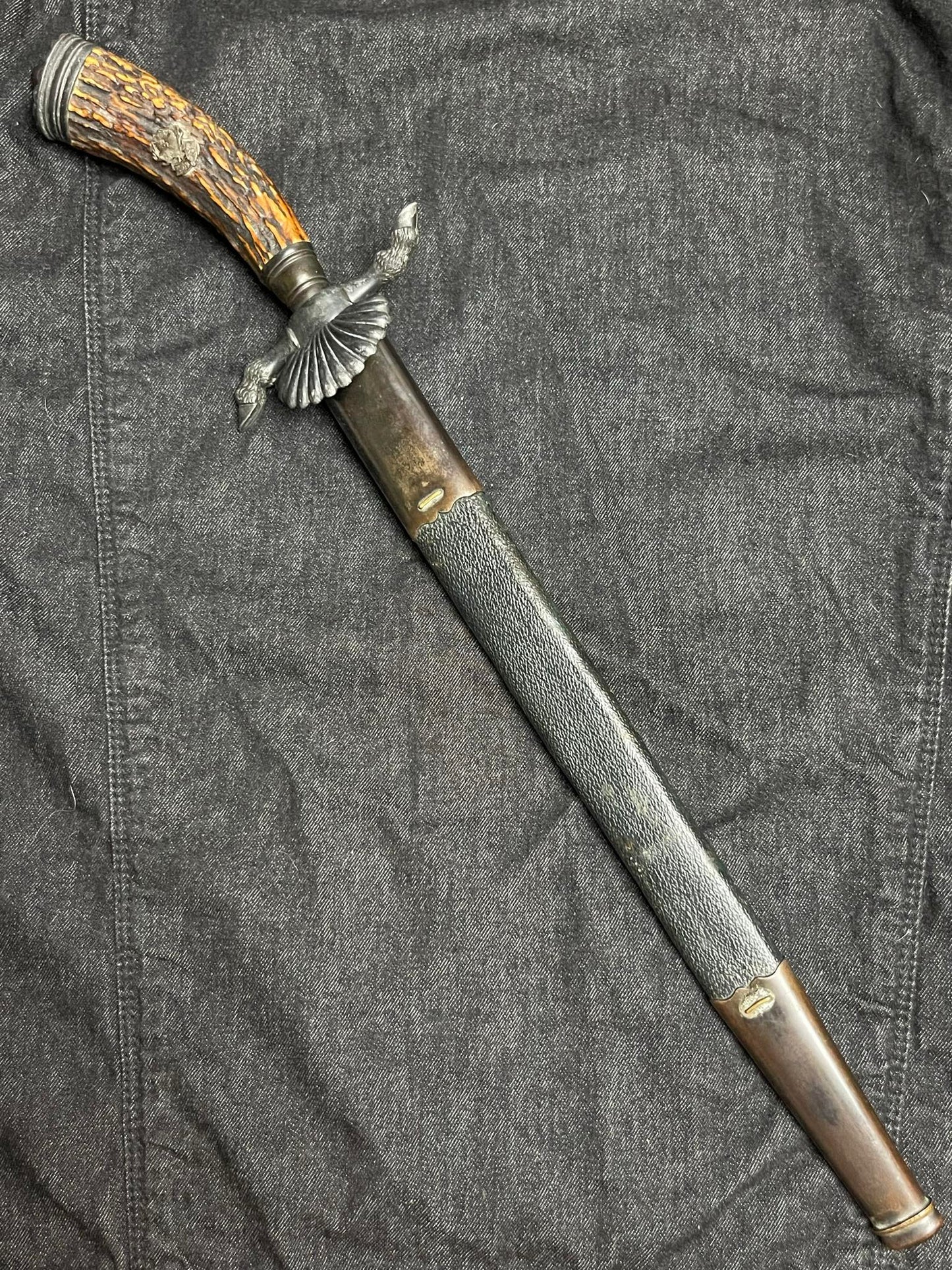 GERMAN WW2 NATIONAL HUNTING ASSOCIATION ‘DEUTSCHE JÄGERSCHAFT’ TRIPLE ETCHED HUNTING DAGGER W/ LEATHER SCABBARD