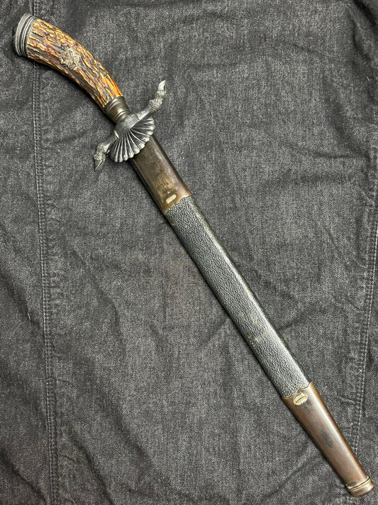 GERMAN WW2 NATIONAL HUNTING ASSOCIATION ‘DEUTSCHE JÄGERSCHAFT’ TRIPLE ETCHED HUNTING DAGGER W/ LEATHER SCABBARD