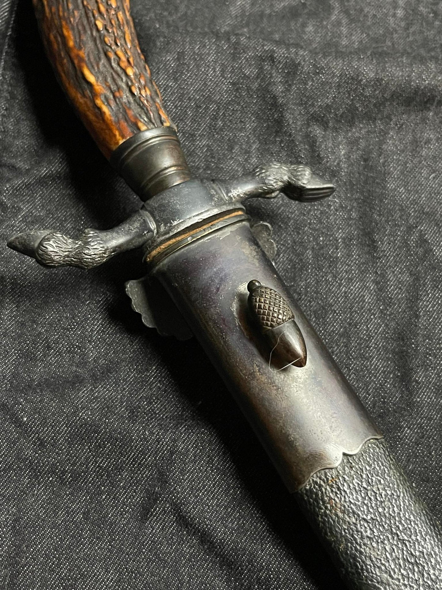 GERMAN WW2 NATIONAL HUNTING ASSOCIATION ‘DEUTSCHE JÄGERSCHAFT’ TRIPLE ETCHED HUNTING DAGGER W/ LEATHER SCABBARD