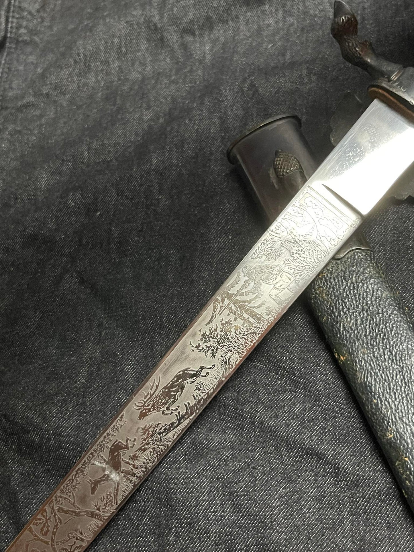 GERMAN WW2 NATIONAL HUNTING ASSOCIATION ‘DEUTSCHE JÄGERSCHAFT’ TRIPLE ETCHED HUNTING DAGGER W/ LEATHER SCABBARD